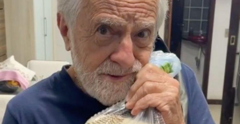 Ary Fontoura aparece abraçando saco de arroz: “Resolvi me apaixonar”