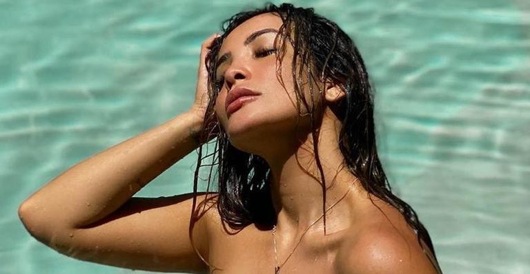Carol Nakamura arranca suspiros com clique poderoso e sensual na piscina: “Uma diva”
