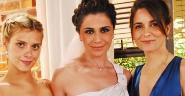 Carolina Dieckmann relembra clique com elenco de ‘Três Irmãs’: “Quem mais sente saudade?”