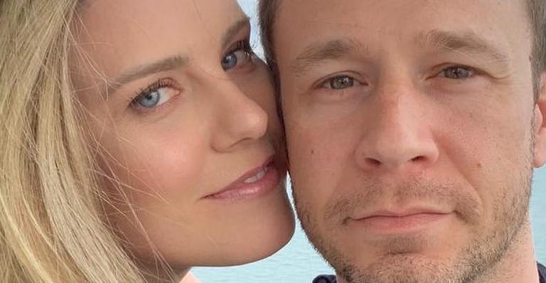De top e shortinho, esposa de Tiago Leifert exibe barrigão gigante aos 8 meses de gestação