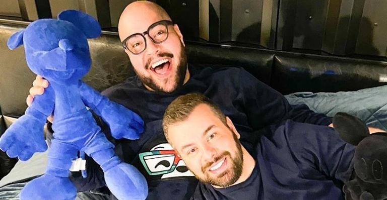É o amor! Tiago Abravanel celebra cinco anos ao lado do marido: ”Que venham mais cinco mil!”