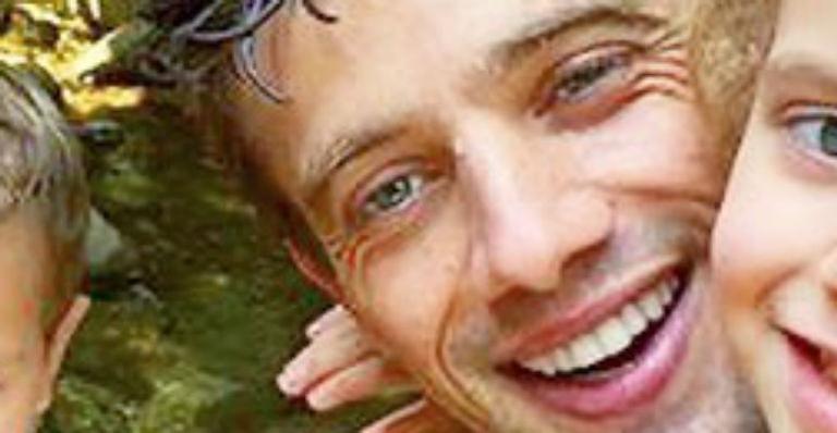 Rafael Cardoso reúne a família completa em clique e comove fãs: “Estar com eles é o que importa”