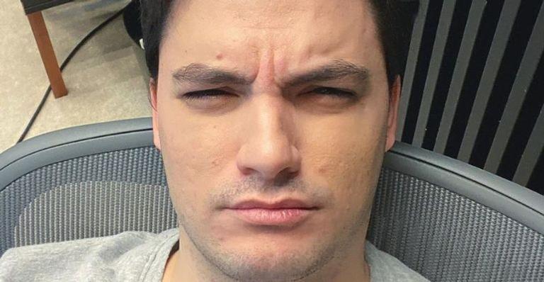 Felipe Neto mostra cabelos brancos e web brinca: “Vai pintar esse cabelo”