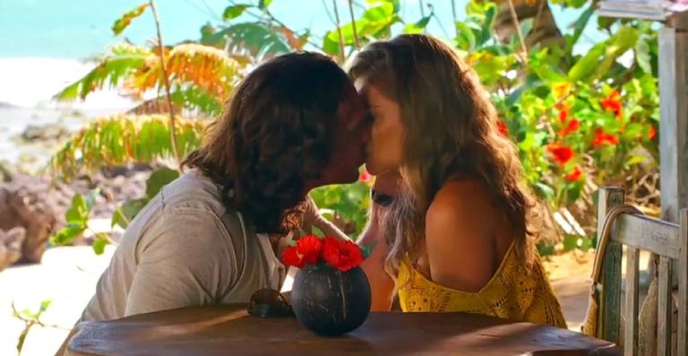 Flor do Caribe: Alberto pede Ester em casamento e eles se beijam