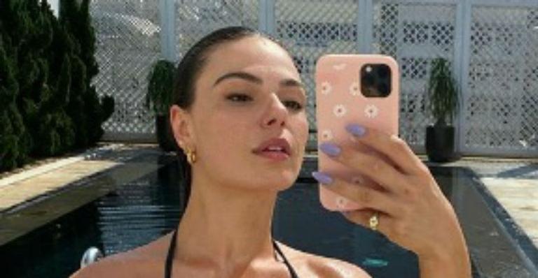Isis Valverde exibe herdeiro com look praiano: “Meu garoto adorável”