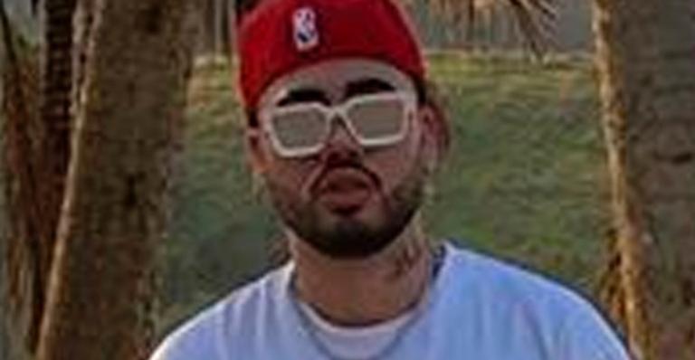 Kevinho celebra a chegada dos 22 anos com decoração luxuosa em sua mansão: “Muita luz”