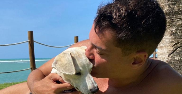 Leo Dias acusa condomínio de proibir sua cadela de estimação de transitar no local