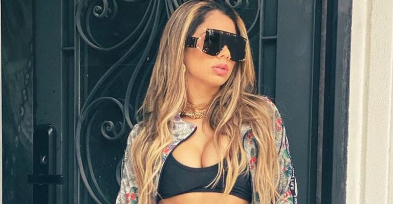 Lexa aposta em look todo aberto com a barriguinha chapada à mostra e coleciona suspiros: ”Gata!”