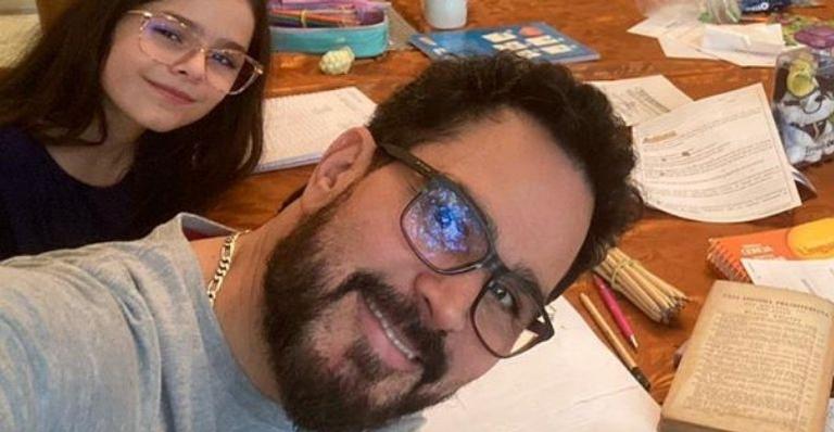 Luciano Camargo mostra clique acompanhando estudos das filhas: “Ano que vem, eu me formo”