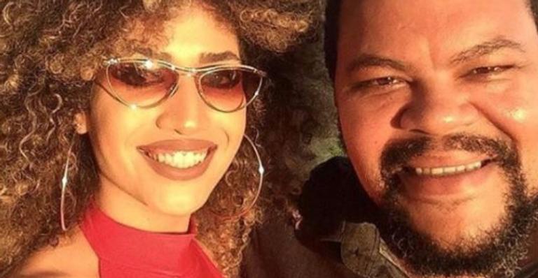 Namorada de ex-BBB Babu Santana posa plena em raro clique de biquíni na praia: ”Linda!”