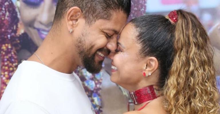 Apaixonada, Vivi Araújo abre álbum de fotos com o namorado e celebra seu dia: ”Obrigada por existir”