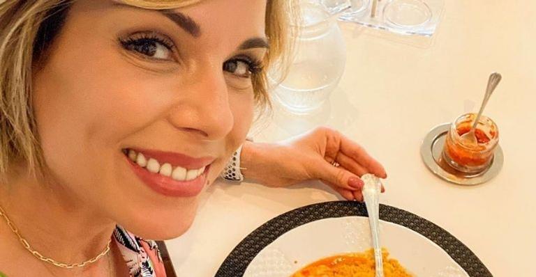 Ana Furtado mostra habilidades de Boninho da cozinha: “Meu chef favorito”