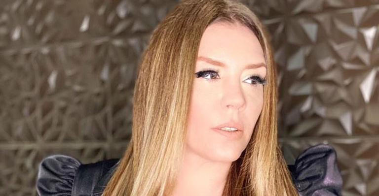 Aos 44 anos, Simony causa ao surgir com vestido de couro com decote além do limite: “Se permita”
