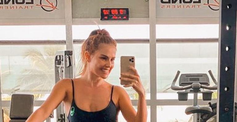 Deborah Secco tranquiliza seguidores após herdeira aparecer com pé enfaixado