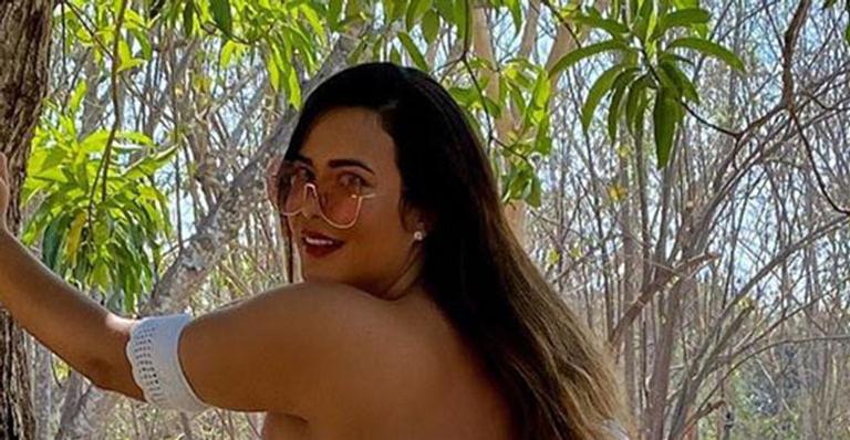 Geisy Arruda empina bumbum com calcinha fio-dental no meio do mato: “Moça da cidade é assim”