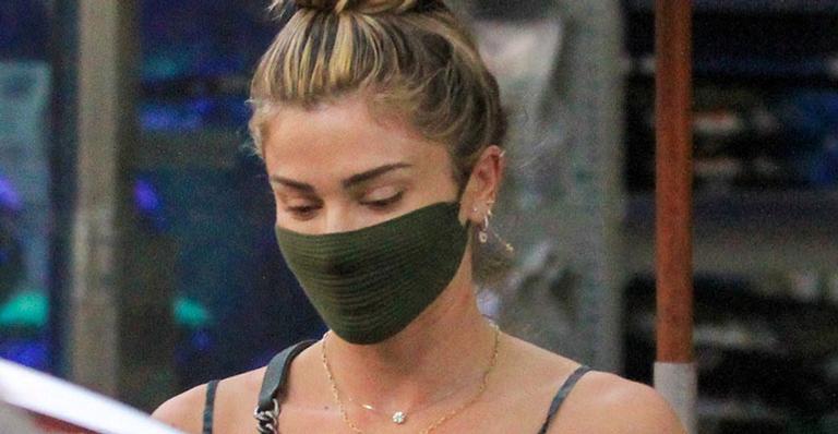 Com look despojado, Grazi Massafera faz comprinhas pelas ruas do Rio e exibe boa forma