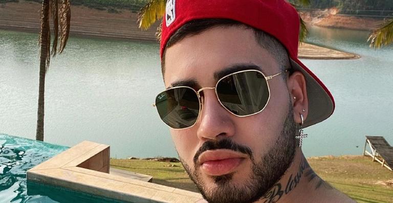 Kevinho posa sem camisa e é comparado com outros cantores: ”Gusttavo Lima?”