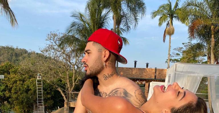 Namorada de Kevinho exibe bumbum gigante ao posar ao lado do funkeiro