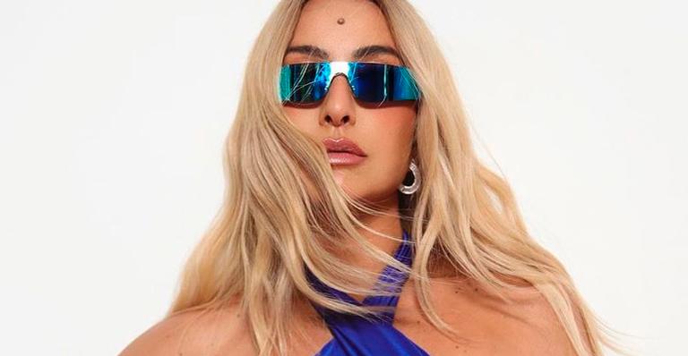 Sabrina Sato usa maiô estilo amarrado e deixa barriga sarada à mostra: “Deslumbrante”