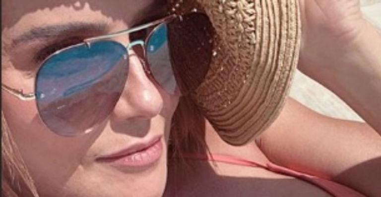 Em dia de folga, Deborah Secco toma sol e ostenta corpo escultural de biquíni