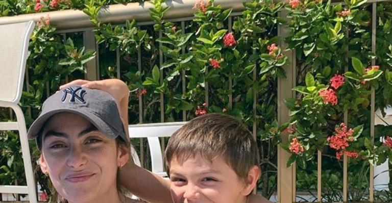 Esposa de Felipe Simas curte dia de piscina ao lado dos herdeiros: ”Três mosqueteiros”
