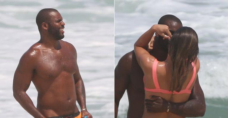 Rafael Zulu vai à praia com a namorada, se refresca no mar e faz areia ferver com beijos quentes