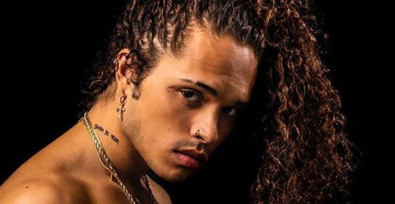 Ousado, Vitão posa sem camisa em foto sexy, mas sofre ataques de ódio: “Talarico”