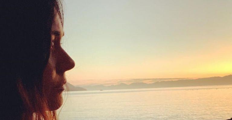 Alessandra Negrini posta clique ao mar e encanta web: “Saudades”
