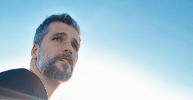 Bruno Gagliasso compartilha clique do herdeiro mais novo sendo paparicado pelo irmão