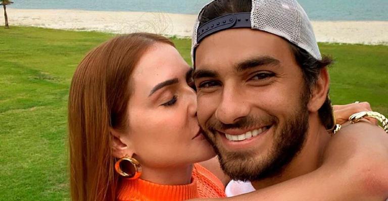 Deborah Secco surge em momento íntimo com o marido e se declara: ”Meu tudo”