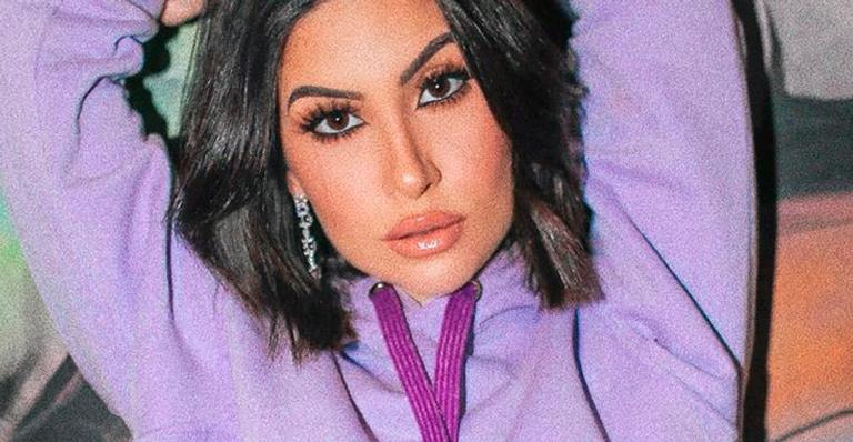 Ex-BBB Bianca Andrade surge com top curtinho e quase deixa seios escaparem: “Danada”