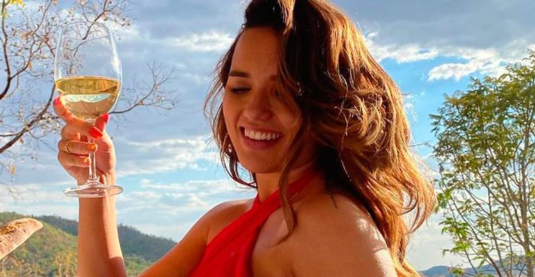Ex-BBB Rafa Kalimann curte piquenique de biquíni vermelho e mostra curvas poderosas: “Barriguinha chapada”