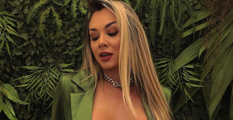 Turbinada, Juju Salimeni deixa o terninho aberto e mostra quase tudo na web: “Minha história”