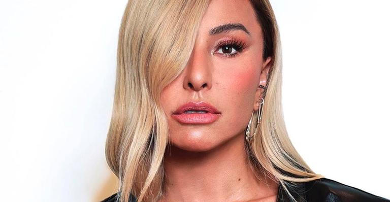 Sabrina Sato arrasa com look em couro e mostra as pernas musculosas: “Gata demais”