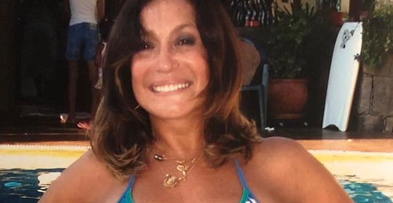 Aos 78 anos, Susana Vieira posa de biquíni cavado e exibe corpaço na piscina de sua mansão