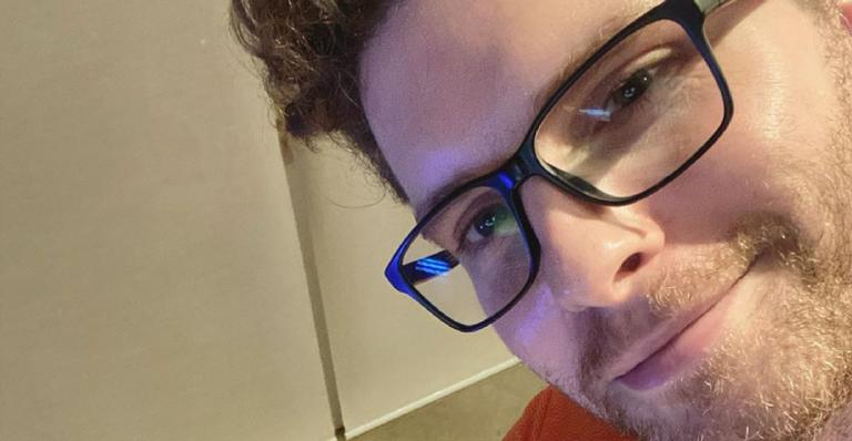 Thiago Fragoso se diverte ao ver esposa montando aparelho de ginástica: ”Trabalho pesado”