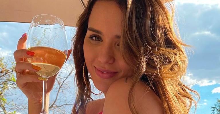 Ex-BBB Rafa Kalimann toma banho no quintal e seguidores encontram detalhe: “A sombra”
