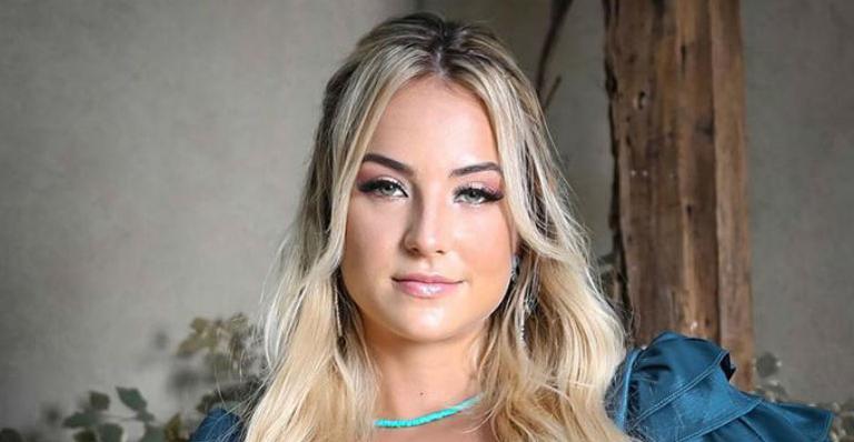 Gatíssima, ex-BBB Gabi Martins faz carão e posa com decote generoso em clique: “Sem palavras”