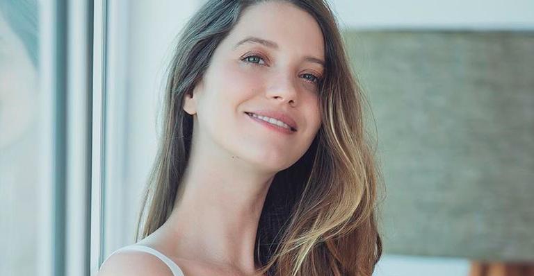 Grávida de seis meses, Nathalia Dill posa de top e confunde seguidores: “Cadê a barriguinha?”