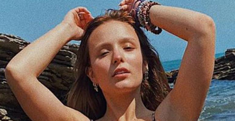 Larissa Manoela posa exuberante de biquíni em bela paisagem: “Pretérito mais que perfeito”