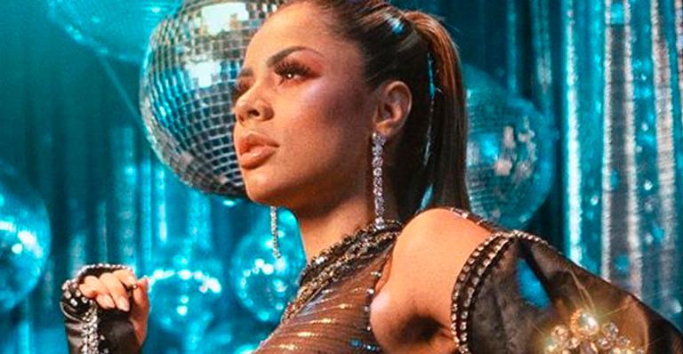 Lexa mostra bastidores de gravação e deixa corpão à mostra em body transparente: “Você é perfeita”