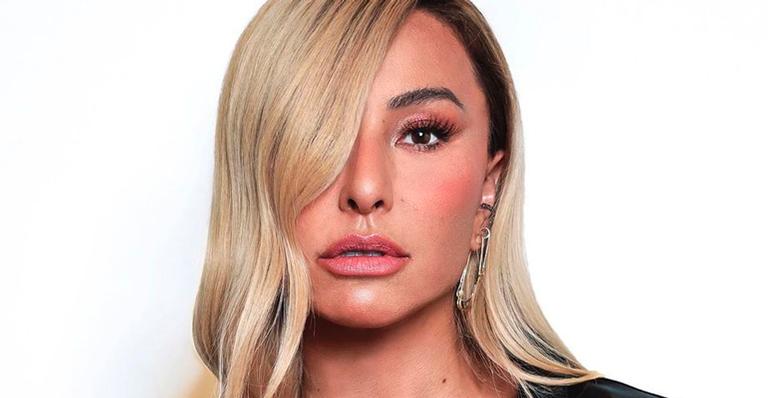 Só de camisa, Sabrina Sato mostra o bumbum em clique ousado de bastidores: “Pernas mais lindas do mundo”