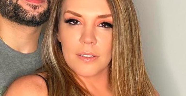 Decotada, Simony aposta em vestido tubinho preto e posa agarrada ao namorado bonitão: “Bonita demais”