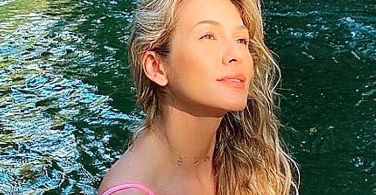 De biquíni, Lívia Andrade toma banho de rio e mostra corpão escultural: “Ninfa das águas”
