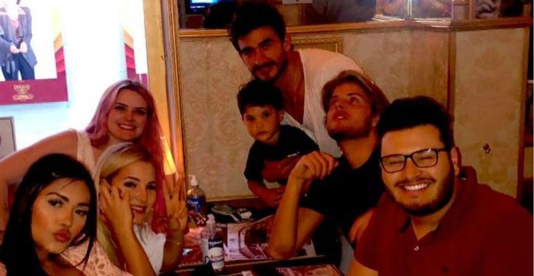 Ex-BBBs se juntam em almoço de reencontro e seguidores dividem opiniões