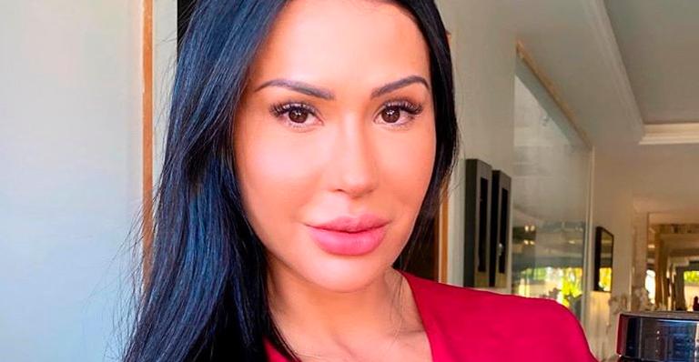 Irmã gata de Gracyanne Barbosa mostra corpão de biquíni branco e agrada: “Perfeita”