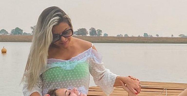 Esposa de Leonardo surge fazendo carinho na nora e publica declaração: “A vida nos surpreende”