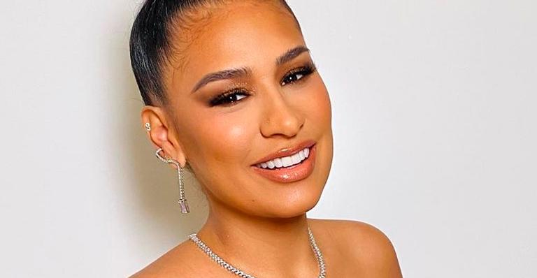 Simone destaca barriguinha de grávida em look para o ‘The Voice Kids’: “Mamãe mais linda”