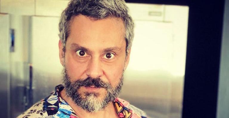 Com brações de fora, Alexandre Nero comemora aniversário do filho caçula com festão ao lado da família