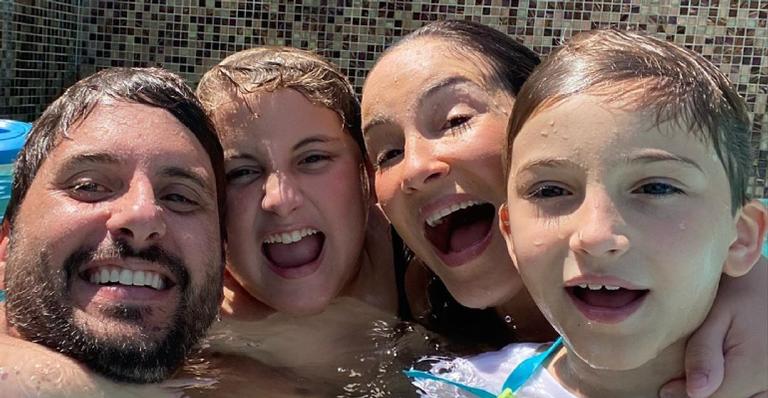 Claudia Leitte curte dia de piscina ao lado dos herdeiros e do marido